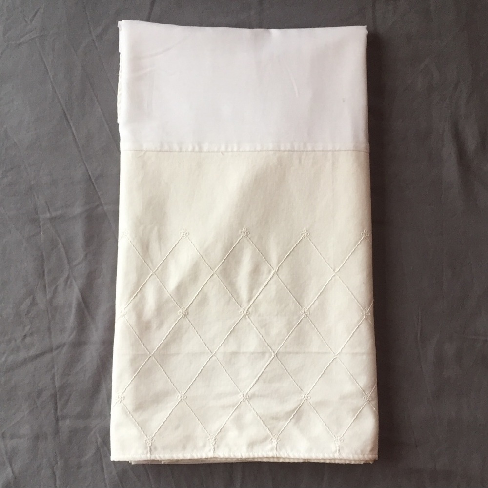 Full Size Cream bedskirt w/ embroidered pattern